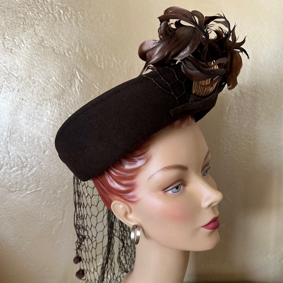 IMPRESSIVE 1940s\' BROWN FELT HAT WITH FEATHERS, GOLD TRIM + DOTTED VEILING main image 4
